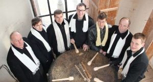 Prieš apeigas būgną bandė mušti Leonardas Šablinskas (iš kairės)