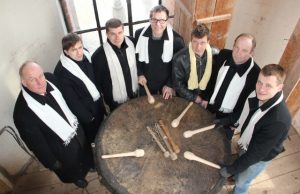 Prieš apeigas būgną bandė mušti Leonardas Šablinskas (iš kairės)