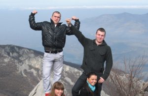 Laura (kairėje) ir Gabrielė bei jas apgyvendinę vaikinai. Asmeninio albumo nuotrauka.