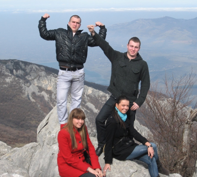 Laura (kairėje) ir Gabrielė bei jas apgyvendinę vaikinai. Asmeninio albumo nuotrauka.