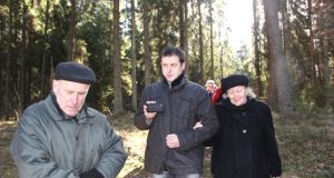 Eigulys A.Lapelis (kairėje) senąjį bunkerį parodė partizanei V.Streikutei-Daukienei ir jos sūnui Povilui. D.Zibolienės nuotr.