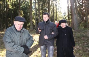 Eigulys A.Lapelis (kairėje) senąjį bunkerį parodė partizanei V.Streikutei-Daukienei ir jos sūnui Povilui. D.Zibolienės nuotr.