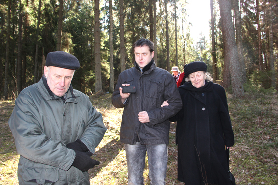 Eigulys A.Lapelis (kairėje) senąjį bunkerį parodė partizanei V.Streikutei-Daukienei ir jos sūnui Povilui. D.Zibolienės nuotr.