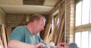 “Be paramos dar ir dabar tebesidarbuočiau tėvų garaže...“ - kalbėjo Kavoliškio meistras Vytautas Butėnas.  A.Puteikytės nuotr.