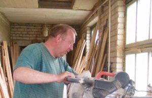 “Be paramos dar ir dabar tebesidarbuočiau tėvų garaže...“ - kalbėjo Kavoliškio meistras Vytautas Butėnas.  A.Puteikytės nuotr.