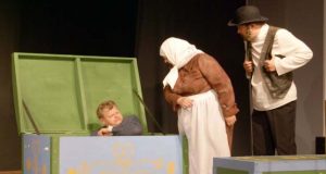 Spektaklio „Amerika pirtyje“ akimirkos. Nuotr. iš teatro archyvo