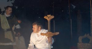 Spektaklis "Valdovas" Rokiškyje buvo vaidinamas festivalio "Tūkstantmečio atspindžiai" metu.