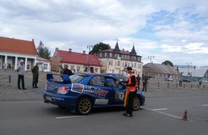 “Ralis aplink Lietuvą”: padangų kauksmas ir problema “pataikyti į bazę” (ATNAUJINTA) Slalomo rungties laimėtojai tėvas ir sūnus G. ir V. Gedržiūnai. L. Dūdaitės nuotr.