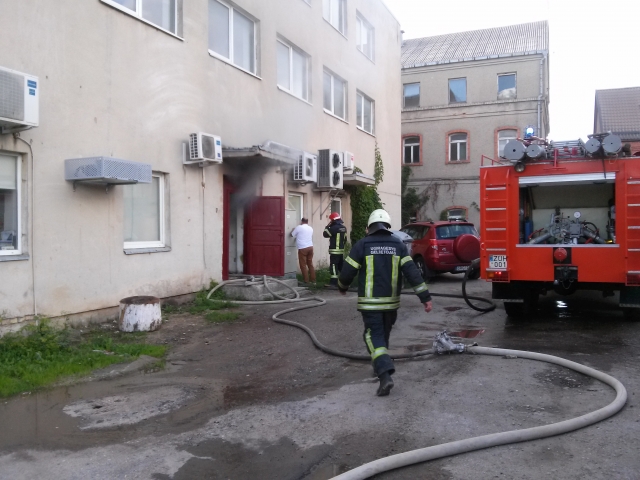 Į įvykio vietą atskubėjo pastato savininkas Almantas Šeškus. Jis iš karto atrakino pagrindinę elektros skydinę. M. Katinauskienės nuotr. Į įvykio vietą atskubėjo pastato savininkas Almantas Šeškus. Jis iš karto atrakino pagrindinę elektros skydinę. M. Katinauskienės nuotr.