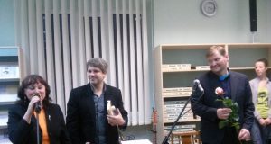 Aktoriams Giedriui Arbačiauskui (dešinėje) ir Andriui Bialobžeskiui už puikią poeziją popietę dėkojo Rokiškio bibliotekos direktorė Alicija Matiukienė. D. Zibolienės nuotr.