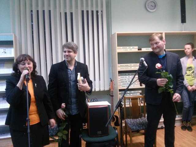 Aktoriams Giedriui Arbačiauskui (dešinėje) ir Andriui Bialobžeskiui už puikią poeziją popietę dėkojo Rokiškio bibliotekos direktorė Alicija Matiukienė. D. Zibolienės nuotr.