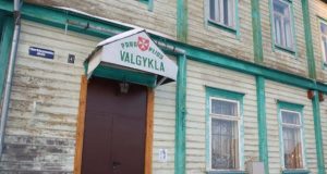 Valgykla laukia skurstančiųjų.