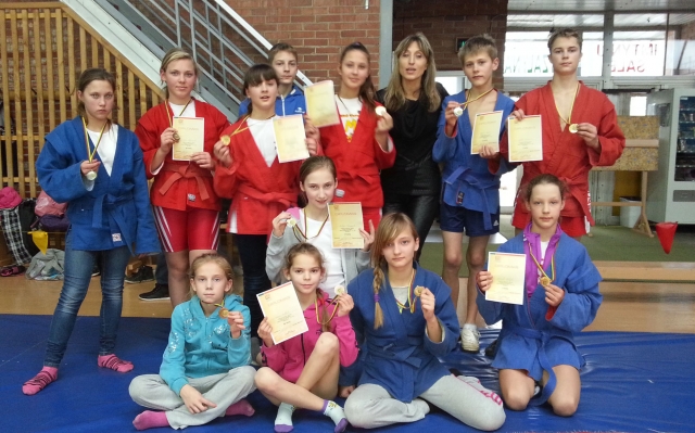 Visi rokiškėnų komandos sportininkai pasipuošė medaliais. G. Čečienės archyvo nuotr.