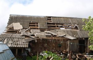 Griškėnų sodybos kiemas po škvalo - kaip po fronto. A.Minkevičienės nuotr.