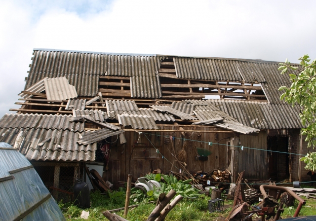 Griškėnų sodybos kiemas po škvalo - kaip po fronto. A.Minkevičienės nuotr.