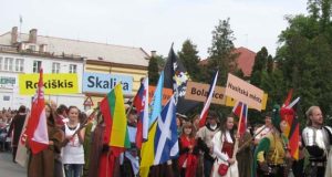 Šventinėje eisenoje Slany gatvėmis – ir Rokiškio vardas. P.Blaževičiaus nuotr.