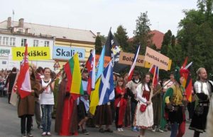 Šventinėje eisenoje Slany gatvėmis – ir Rokiškio vardas. P.Blaževičiaus nuotr.