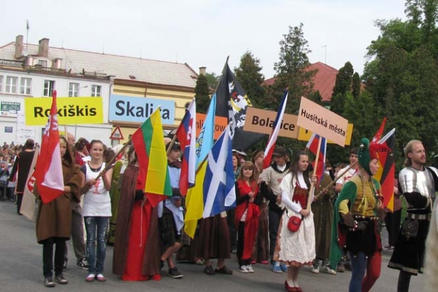 Šventinėje eisenoje Slany gatvėmis – ir Rokiškio vardas. P.Blaževičiaus nuotr.