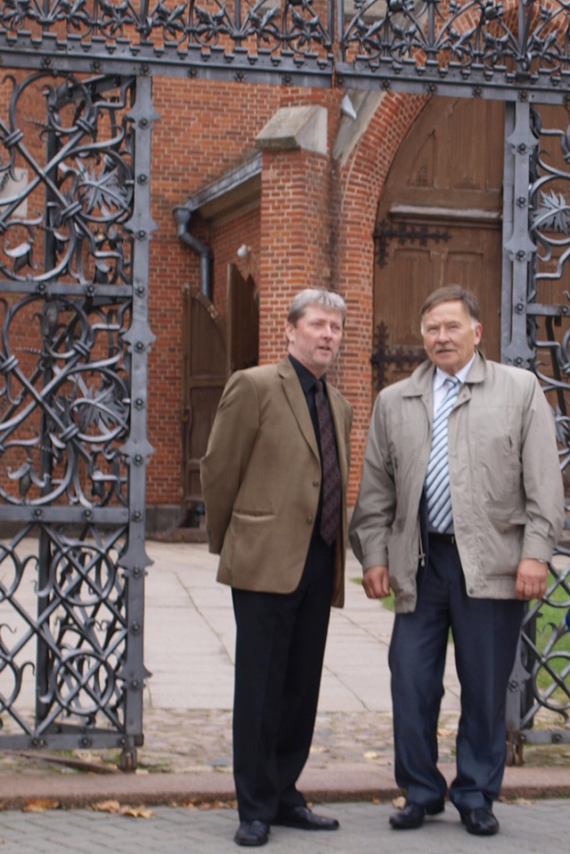 Nepaprastasis ir įgaliotasis Čekijos Respublikos ambasadorius Bohumilas Mazanekas (kairėje) su Rokiškio miesto meru Vytautu Viliu apžiūrėjo Šv. apaštalo evangelisto Mato bažnyčią. L. Dūdaitės nuotr. Nepaprastasis ir įgaliotasis Čekijos Respublikos ambasadorius Bohumilas Mazanekas (kairėje) su Rokiškio miesto meru Vytautu Viliu apžiūrėjo Šv. apaštalo evangelisto Mato bažnyčią. L. Dūdaitės nuotr.