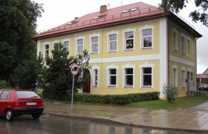 Socialinės paramos centre dirbantys asmeniniai asistentai ir lankomos priežiūros darbuotojai padeda rajono gyventojams prižiūrėti sunkiai sergančius jų giminaičius. N. Byčkovskio nuotr.