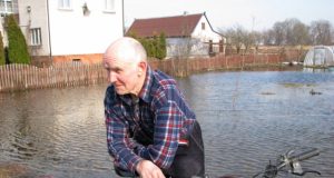 Rodydamas apsemtą daržą  Augustas Čepelis sakė neprisimenantis tokių didelių potvynių. D.Zibolienės nuotr.