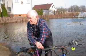 Skęstančius gelbėja ugniagesiai Rodydamas apsemtą daržą Augustas Čepelis sakė neprisimenantis tokių didelių potvynių. D.Zibolienės nuotr.