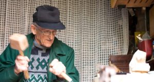 Darbus jau pristatė Juozas Čepulis iš Rokiškio. D.Kiukienės nuotr.