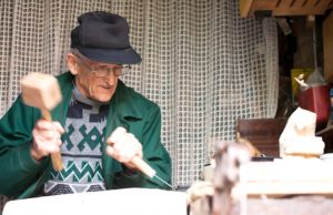 Plaukia darbai prestižinei parodai Darbus jau pristatė Juozas Čepulis iš Rokiškio. D.Kiukienės nuotr.