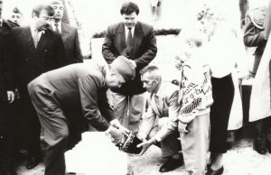 1995 m. Červonkos kapinėse kapsulę su testamentu ateities kartoms į žemę leidžia tuometinis krašto apsaugos ministras Linas Linkevičius ir sąjūdietis Leonas Seibutis (dešinėje).