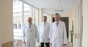 Rajono ligoninės direktorius Raimundas Martinėlis (iš dešinės) ir gydytojai ortopedai-traumatologai R.Baltrūnas bei V.Uselis nusiteikę optimistiškai: ligoninės medikai turi visas galimybes padėti rajono žmonėms.