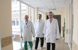 Rajono ligoninės direktorius Raimundas Martinėlis (iš dešinės) ir gydytojai ortopedai-traumatologai R.Baltrūnas bei V.Uselis nusiteikę optimistiškai: ligoninės medikai turi visas galimybes padėti rajono žmonėms.