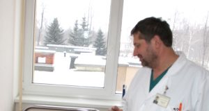 Pacientė B.Misiūnienė už išgelbėtą gyvybę dėkojo abdominalinės chirurgijos gydytojui A.Zadorožnui. D.Zibolienės nuotr.