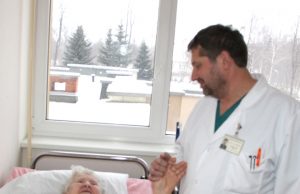Pacientė B.Misiūnienė už išgelbėtą gyvybę dėkojo abdominalinės chirurgijos gydytojui A.Zadorožnui. D.Zibolienės nuotr.