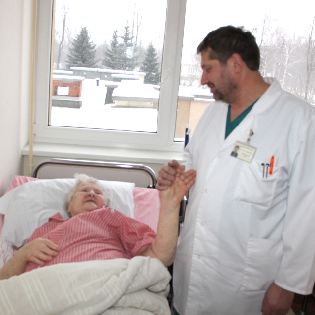 Pacientė B.Misiūnienė už išgelbėtą gyvybę dėkojo abdominalinės chirurgijos gydytojui A.Zadorožnui. D.Zibolienės nuotr.