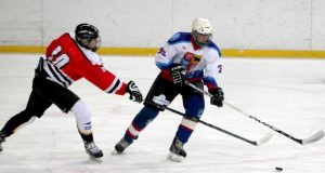 Rungtynių akimirka. Rokiškėnai - šviesia apranga. www.hockey.lt