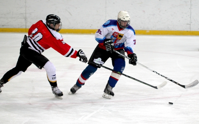 Rungtynių akimirka. Rokiškėnai - šviesia apranga. www.hockey.lt