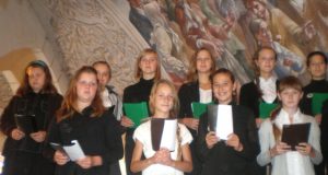 Rugsėjo mėnesį Rokiškio šv. Mato bažnyčios vaikų ir jaunimo choras giedojo Šiluvos atlaiduose. Choro archyvo nuotr.