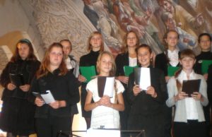 Bažnytinės giesmės – iš vaikų ir jaunimo lūpų Rugsėjo mėnesį Rokiškio šv. Mato bažnyčios vaikų ir jaunimo choras giedojo Šiluvos atlaiduose. Choro archyvo nuotr.