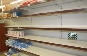 Cukraus burbulas dar nebliūkšta… Cukraus lentynos tuščios... D.Zibolienės nuotr.