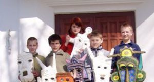 Jaunieji menininkai su savo pagamintomis kaukėmis. Dailės skyriaus archyvo nuotr.