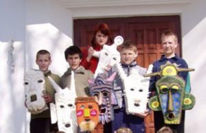 Jaunieji menininkai su savo pagamintomis kaukėmis. Dailės skyriaus archyvo nuotr.