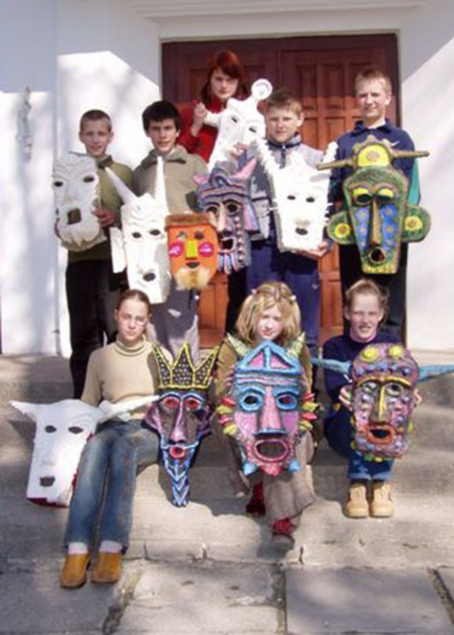 Jaunieji menininkai su savo pagamintomis kaukėmis. Dailės skyriaus archyvo nuotr. Jaunieji menininkai su savo pagamintomis kaukėmis. Dailės skyriaus archyvo nuotr.