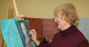 Saviraiškos grupės lyderė Irena Stasikėlienė poezijos knygas išmainė į literatūrą apie dailę. D.Zibolienės nuotr.