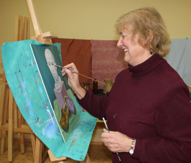 Saviraiškos grupės lyderė Irena Stasikėlienė poezijos knygas išmainė į literatūrą apie dailę. D.Zibolienės nuotr. Saviraiškos grupės lyderė Irena Stasikėlienė poezijos knygas išmainė į literatūrą apie dailę. D.Zibolienės nuotr.