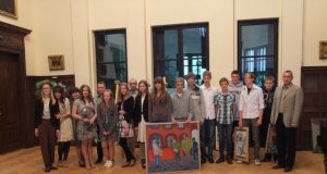 Jaunimo centro Dailės mokyklos jaunųjų dailininkų laida ir mokytojai. R.Gailiūno nuotr.