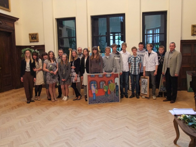 Jaunimo centro Dailės mokyklos jaunųjų dailininkų laida ir mokytojai. R.Gailiūno nuotr.