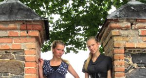 Ž.Visockaitė (dešinėje) savo mintis išlieja piešiniuose