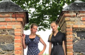 Pieštuku – apie liepsnojančią širdį Ž.Visockaitė (dešinėje) savo mintis išlieja piešiniuose