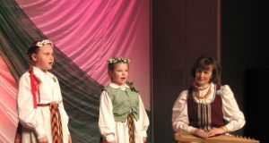 Neda Antonovaitė (kairėje) ir Livija Jegorovaitė dainavo kanklėmis pritariant mokytojai Laimai Bieliūnienei. R.Lymano muzikos mokyklos archyvo nuotr.