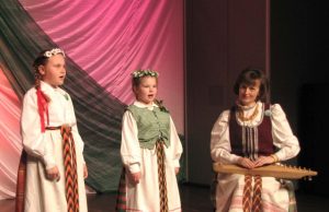 Neda Antonovaitė (kairėje) ir Livija Jegorovaitė dainavo kanklėmis pritariant mokytojai Laimai Bieliūnienei. R.Lymano muzikos mokyklos archyvo nuotr.